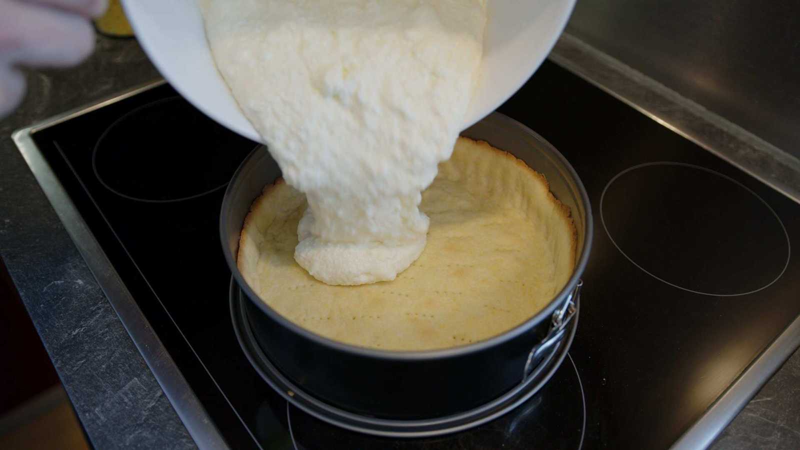 Filling the dough with the cream