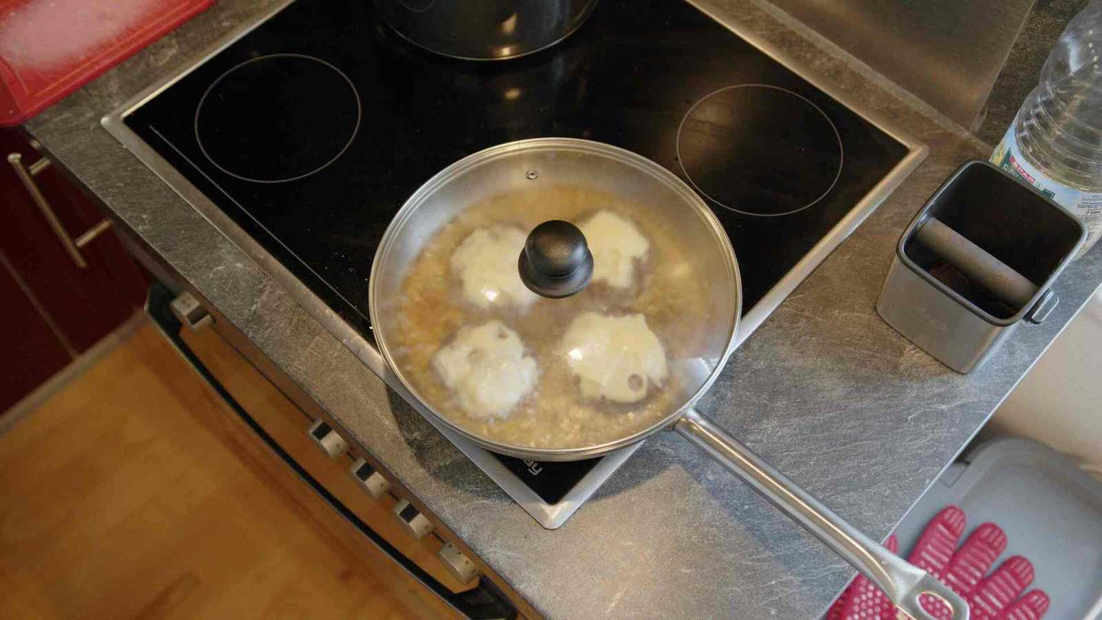 Lid on a pan